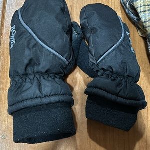 2 pairs of snow mittens